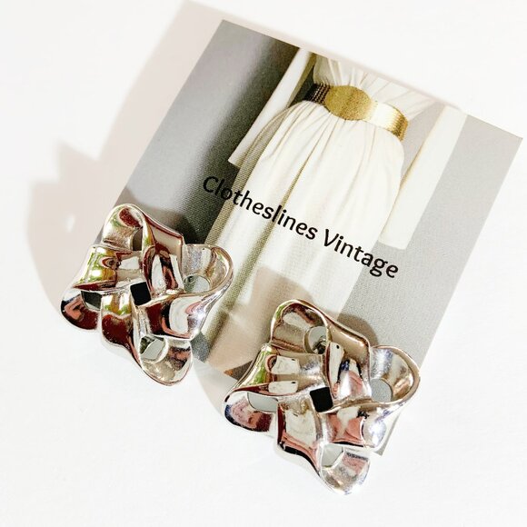 Vintage Silver Folded Bow Clip On Earrings - Picture 2 of 6